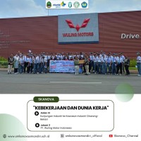 Siswa dan guru dari SMK Inovasi Mandiri mengunjungi UPT Wuling Motors untuk kegiatan kunjungan industri